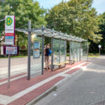 Doppelzeilige Wartehalle System O mit Infovitrine im ersten Trennwandelement