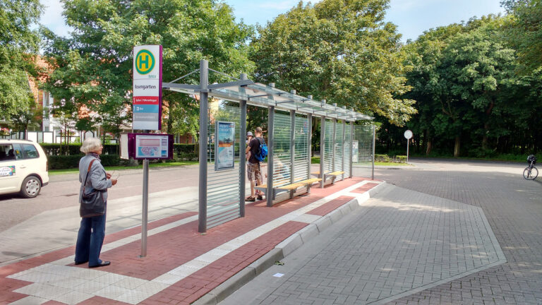 Doppelzeilige Wartehalle System O mit Infovitrine im ersten Trennwandelement