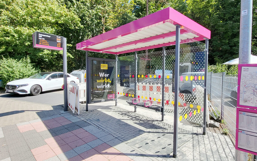 Werbevitrine als Seitenwand in der Wartehalle System DK