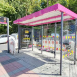 Werbevitrine als Seitenwand in der Wartehalle System DK