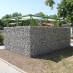 Rückseite der Sitzgruppe mit Zaungabionen als Lärmschutz