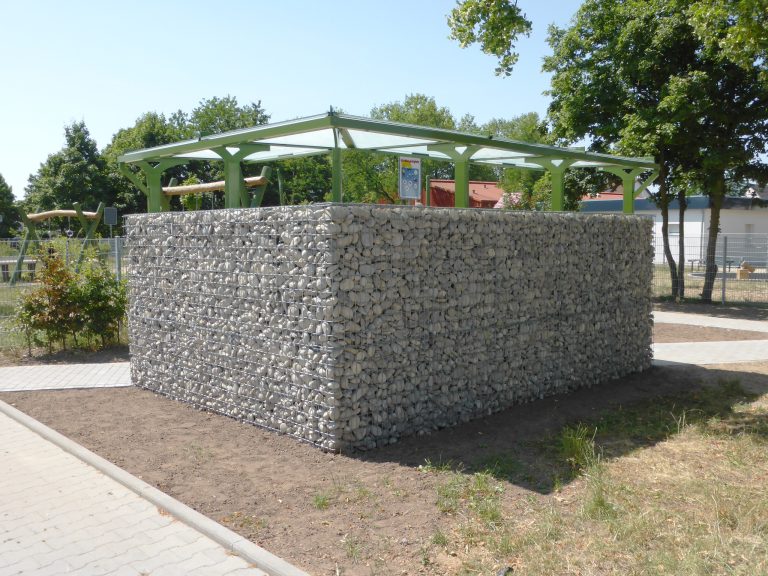 Rückseite der Sitzgruppe mit Zaungabionen als Lärmschutz