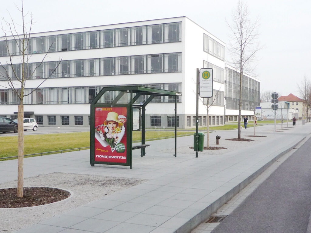 Wartehalle System A 2-feldrig mit Werbevitrine als Seitenwand