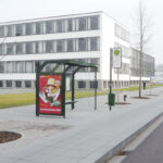 Wartehalle System A 2-feldrig mit Werbevitrine als Seitenwand