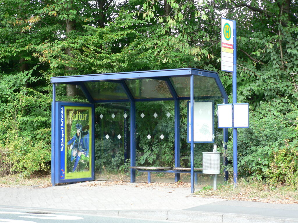 Wartehalle System A 3-feldrig mit Werbevitrine