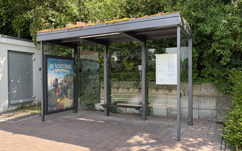 Wartehalle A-G mit Gründach mit Werbevitrine als Seitenwand