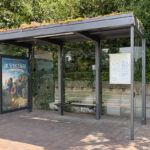 Wartehalle A-G mit Gründach mit Werbevitrine als Seitenwand