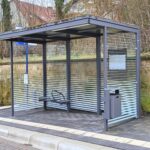 Wartehalle System A-G mit Streifendekor und Gründach in Tecklenburg