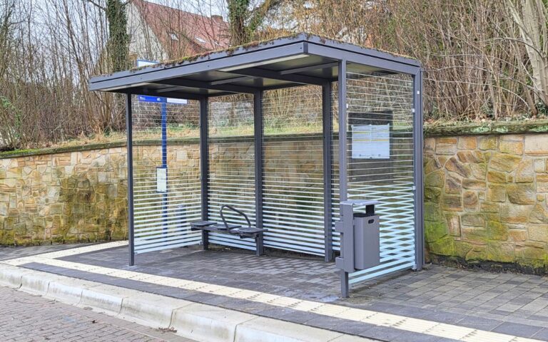 Wartehalle System A-G mit Streifendekor und Gründach in Tecklenburg