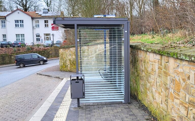 Seitenansicht Wartehalle System A-G mit Abfallbehälter C-40