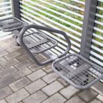 Drahtgittersitzbank mit Einzelsitzen und Bügel als Aufstehhilfe