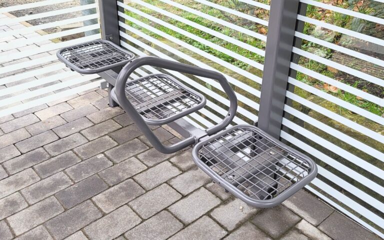 Drahtgittersitzbank mit Einzelsitzen und Bügel als Aufstehhilfe