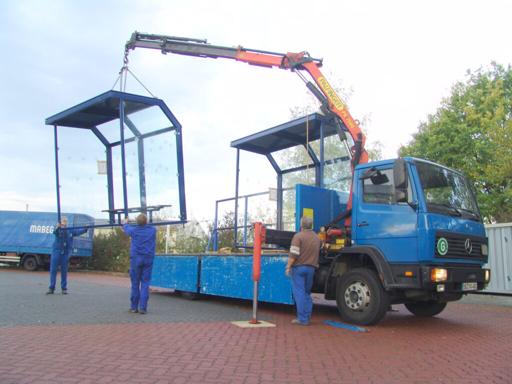 Verladung einer mobilen Wartehalle System A