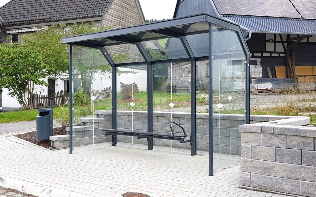 Wartehalle System A mit Sitzbank und Armbügel