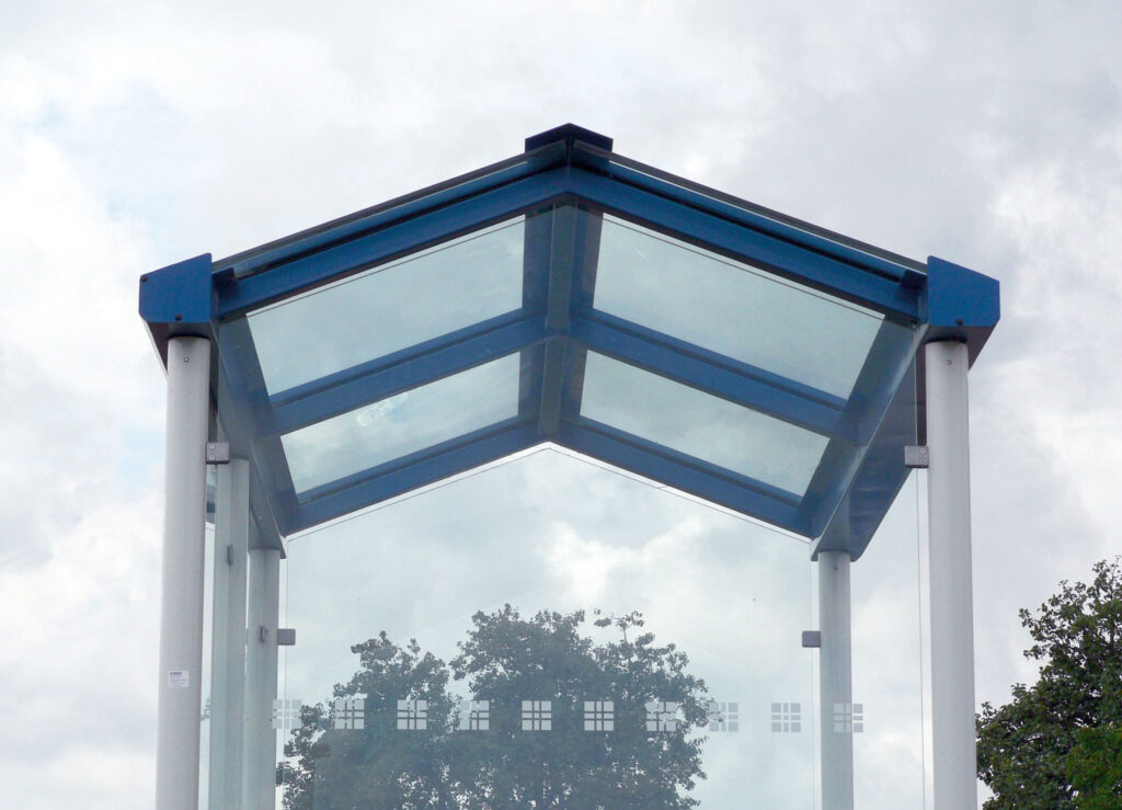 Detail offener Giebel der Wartehalle System E