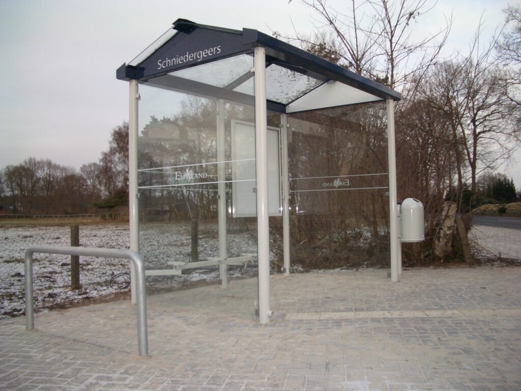 Wartehalle E mit beschrifteten und hinterleuchteten Giebelseiten