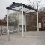 Wartehalle E mit beschrifteten und hinterleuchteten Giebelseiten