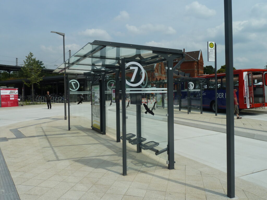 Wartehalle System F mit Werbevitrine am ZOB Detmold