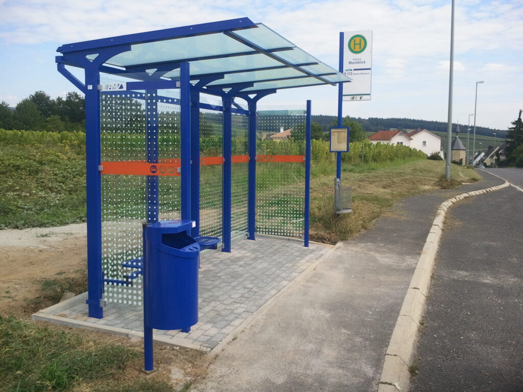 Wartehalle System F mit RMV Scheibendekor