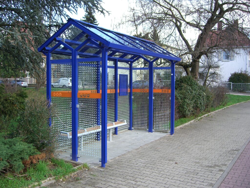 Wartehalle System M mit RMV Dekor