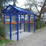 Wartehalle System M mit RMV Dekor