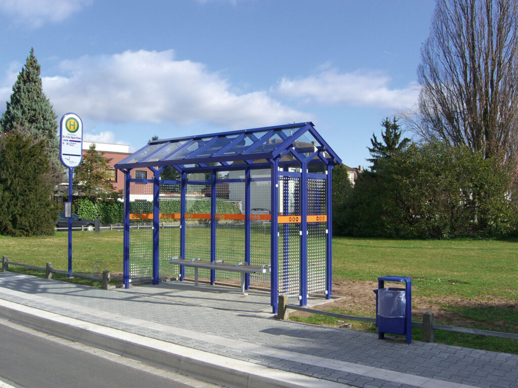 Wartehalle System M mit RMV Dekor und FIS 3