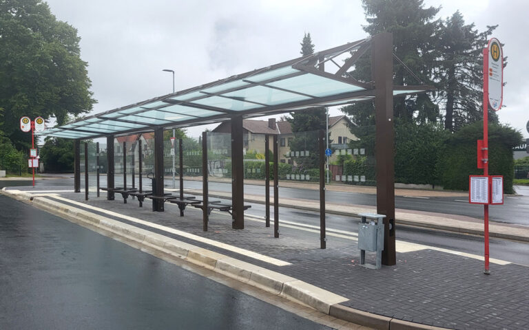 Satinierte Dacheindeckung aus ESG der Wartehalle O DZ