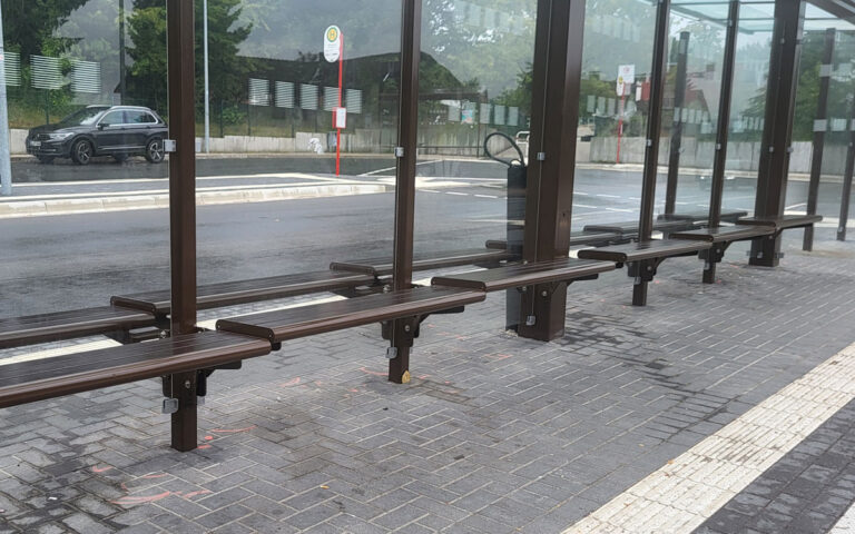 Einhängesitzbänke mit Gefälleanpassung in der Überdachung System O DZ