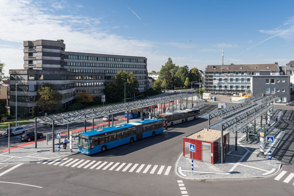 ZOB Velbert mit doppelzeiliger Überdachung System O freitragend mit Gitterträgern