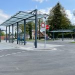 Doppelzeilige Überdachungen des Systems O mit Windschutzwänden und Sitzbänken