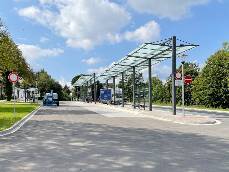 Zwei doppelzeilige Fahrgastunterstände System O und Fahrradüberdachung System O am ZOB Ostercappeln