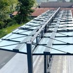 Begehbares Dach mit Laufstegen zu Revisionszwecken mit spezieller Absturzsicherung