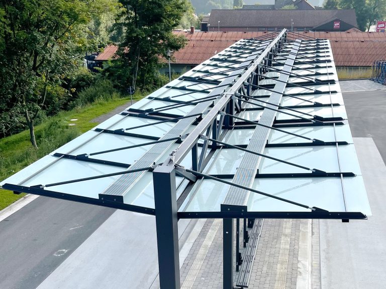 Begehbares Dach mit Laufstegen zu Revisionszwecken mit spezieller Absturzsicherung