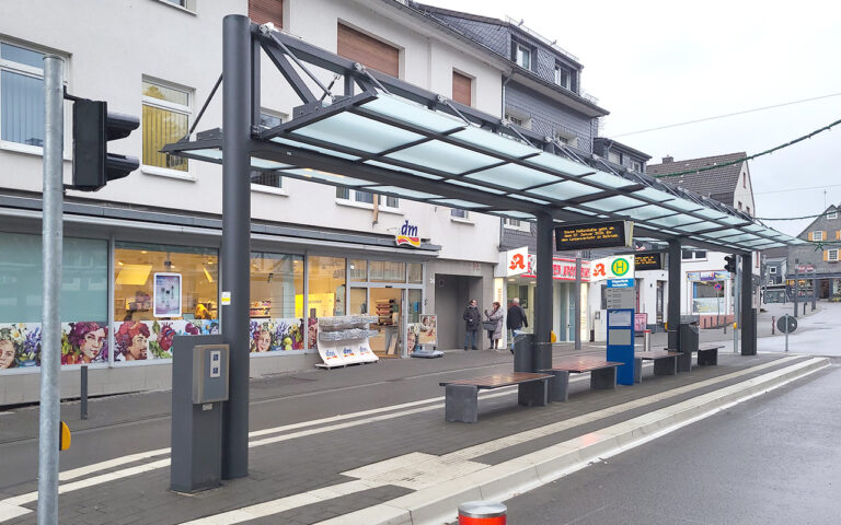 Wartehalle O doppelzeilig mit Gitterträger