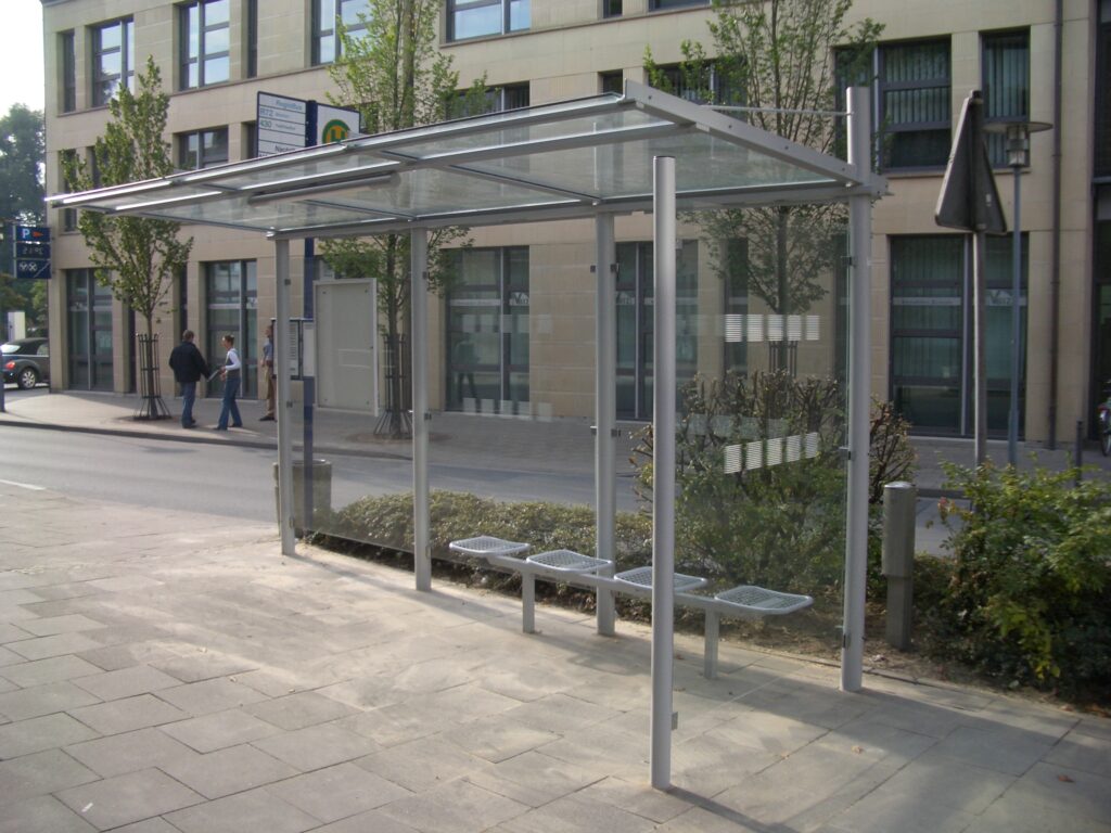 Wartehalle System O mit einer Seitenwand