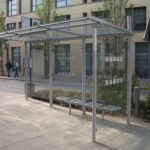 Wartehalle System O mit einer Seitenwand