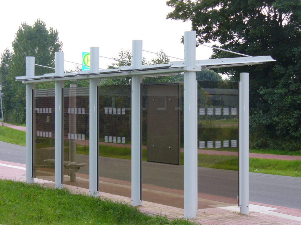 Wartehalle System O mit linearer Verglasung