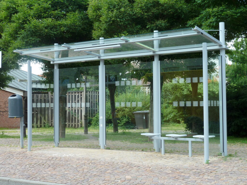 Wartehalle System O mit linearer Verglasung