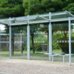 Wartehalle System O mit linearer Verglasung