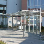 Wartehalle System O in polygoner Aufstellung