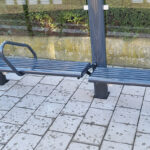 Sitzbank Typ L mit robuster Aluminiumfüllung und Aufstehhilfe