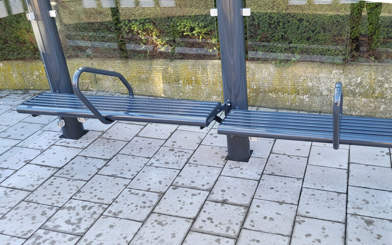 Sitzbank Typ L mit robuster Aluminiumfüllung und Aufstehhilfe