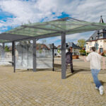 Überdachung System O doppelzeilig R-Maxi mit Windschutzwand und Dach aus Mix aus Glas und Alu