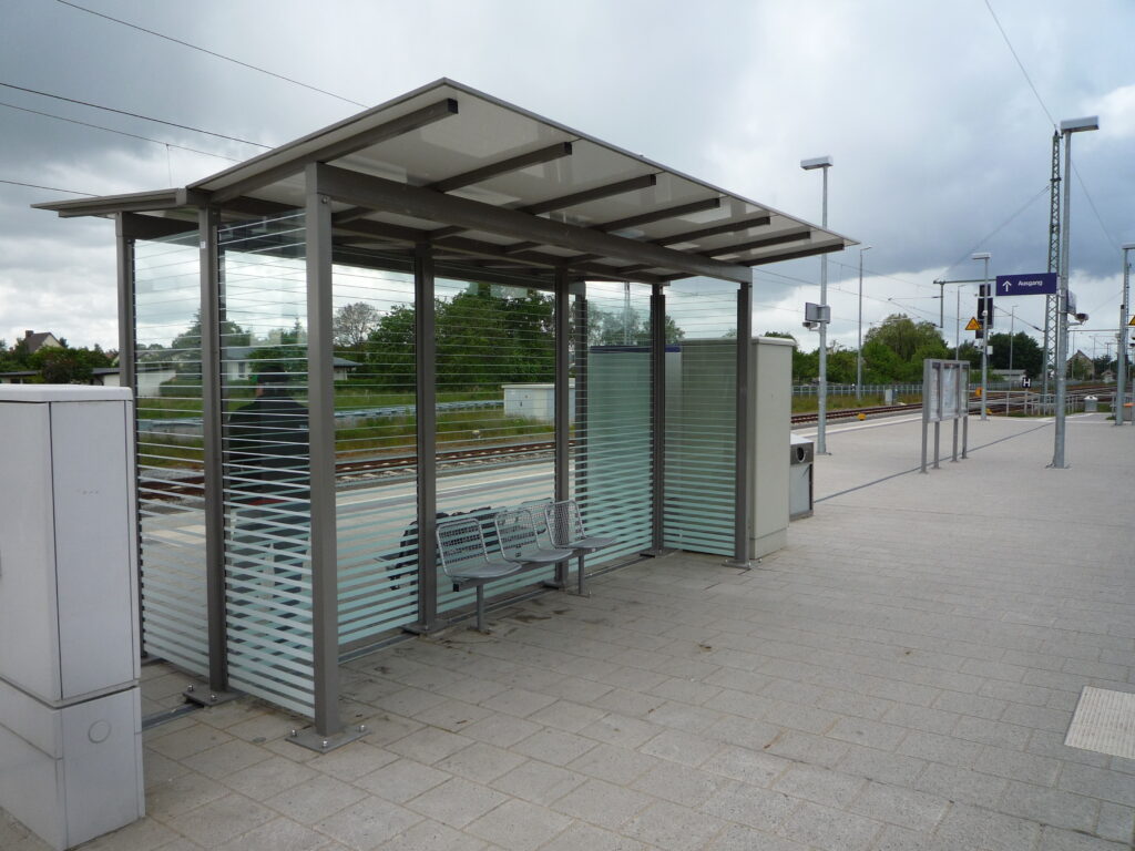 Wartehalle System Raster 22 doppelzeilig in Züssow