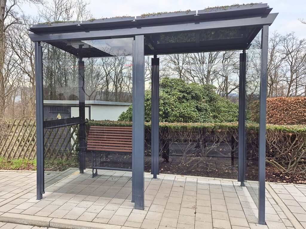 Unterstand für Personenschutz-Personal mit Gründach