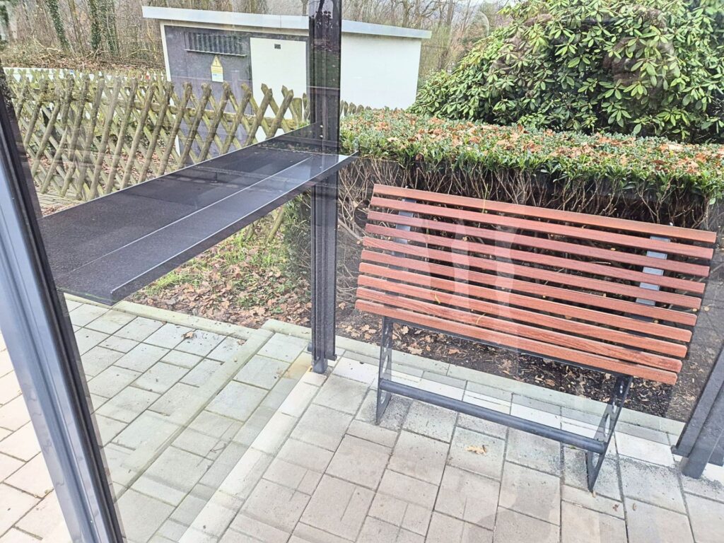 Anlehnstützbank LEAN und Ablagefläche im Personenschutz-Personal-Unterstand