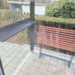 Anlehnstützbank LEAN und Ablagefläche im Personenschutz-Personal-Unterstand