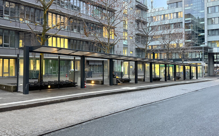 Wartehalle mit Y-Dach in Nürnberg