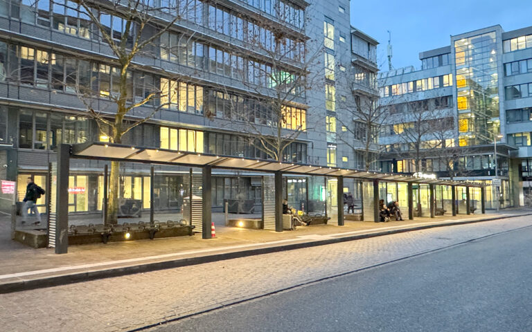 Beleuchtung als integrierte LED-Spots im vorderen Unterzug der Überdachung