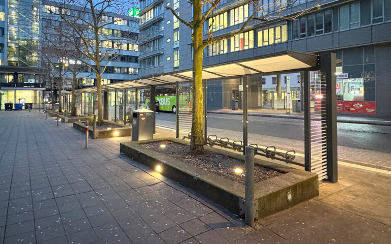 Einhängesitzbank mit einer Sitzfläche bestehend aus 3 Stück Einzel-Drahtgittersitzschalen